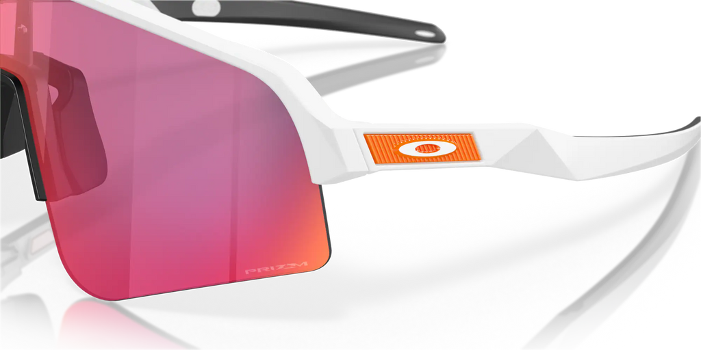Détail des lunettes de soleil Oakley Sutro Lite Sweep Matte White Prizm Road, gros plan sur le coin gauche de la monture, le verre et le logo Oakley