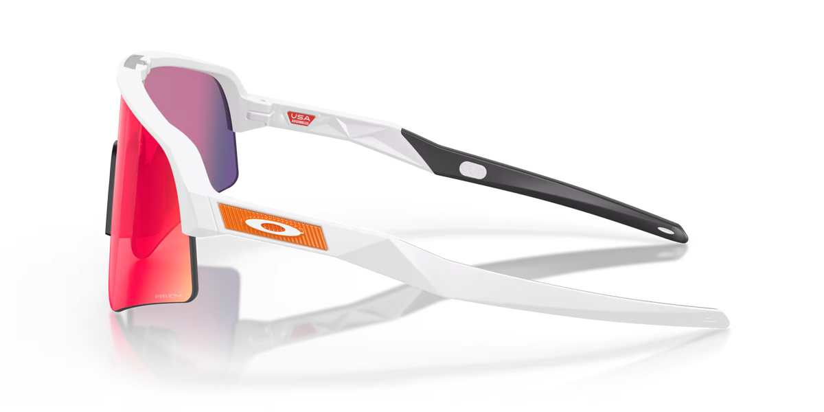 Occhiali da sole sportivi Oakley Sutro Lite Sweep Matte White Prizm Road, vista laterale sinistra con montatura bianca e lente Prizm Road