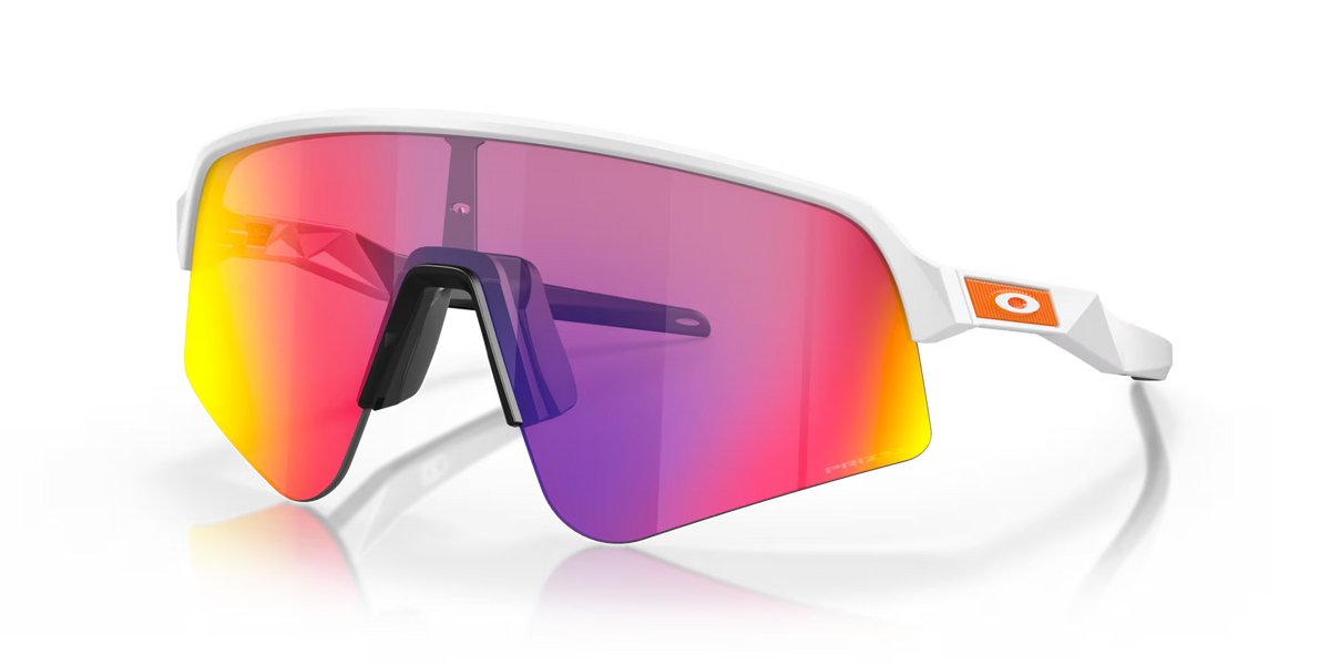 Lunettes de soleil sport Oakley Sutro Lite Sweep Matte White Prizm Road, monture blanche et verres Prizm Road, vue de trois quarts face