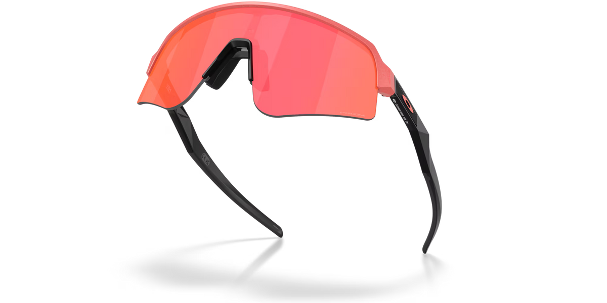 Lunettes de soleil Oakley Sutro Lite Sweep Muted Metallic Paloma Prizm Trail Torch, vue du dessous mettant en évidence la monture, les verres et les branches.