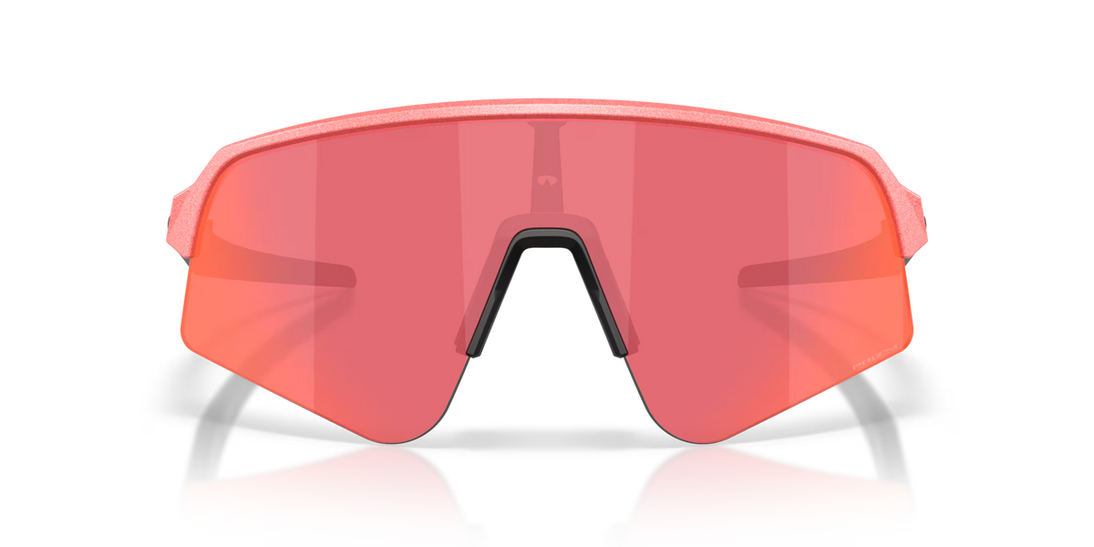 Occhiali da sole Oakley Sutro Lite Sweep Muted Metallic Paloma con lenti Prizm Trail Torch, vista frontale con aste aperte.