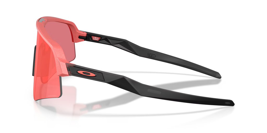 Occhiali da sole sportivi Oakley Sutro Lite Sweep Muted Metallic Paloma Prizm Trail Torch, vista laterale con montatura rosa pastello metallizzata e lenti rosate.