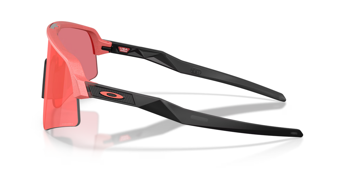 Occhiali da sole sportivi Oakley Sutro Lite Sweep Muted Metallic Paloma Prizm Trail Torch, vista laterale con montatura rosa pastello metallizzata e lenti rosate.