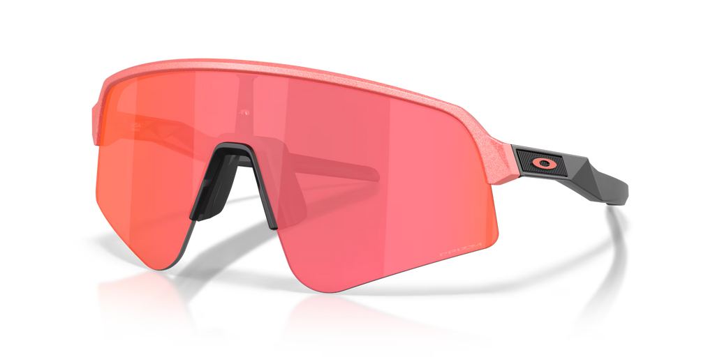Lunettes de soleil sport Oakley Sutro Lite Sweep Muted Metallic Paloma Prizm Trail Torch, vue de face en trois quarts avec monture aux tons rose pastel métallisés et verres rosés.