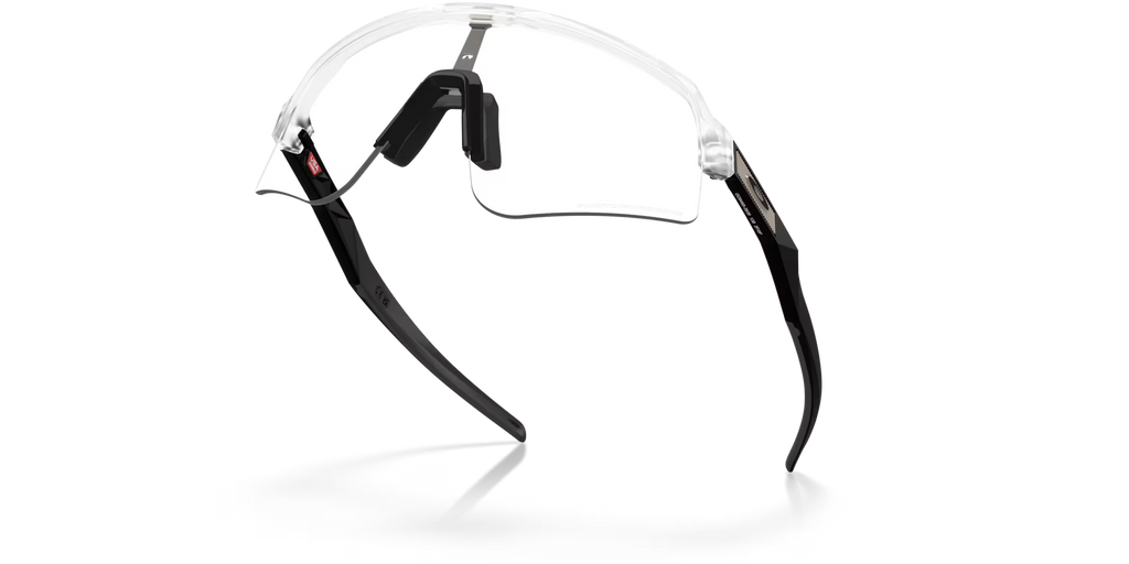 Lunettes de soleil Oakley Sutro Lite Sweep Matte Clear Photochromic, vue du dessous mettant en évidence la monture transparente, les verres et les branches noires.