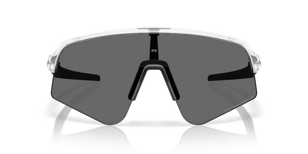 Occhiali da sole Oakley Sutro Lite Sweep Matte Clear Photochromic, vista frontale con la gradazione più scura della lente fotocromatica.