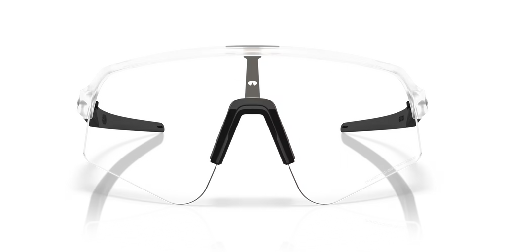 Occhiali da sole Oakley Sutro Lite Sweep Matte Clear Photochromic, vista frontale con aste aperte e montatura trasparente.
