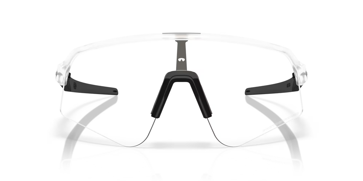 Occhiali da sole Oakley Sutro Lite Sweep Matte Clear Photochromic, vista frontale con aste aperte e montatura trasparente.
