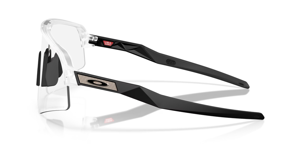 Occhiali da sole sportivi Oakley Sutro Lite Sweep Matte Clear Photochromic, vista laterale con montatura trasparente opaca e lenti fotocromatiche.