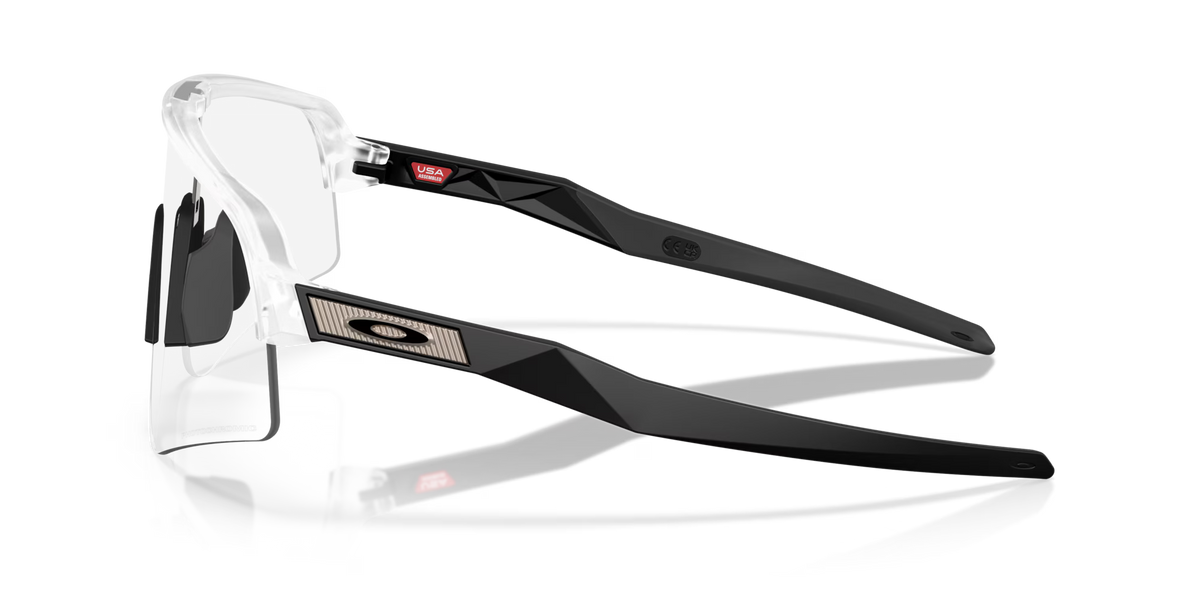Occhiali da sole sportivi Oakley Sutro Lite Sweep Matte Clear Photochromic, vista laterale con montatura trasparente opaca e lenti fotocromatiche.