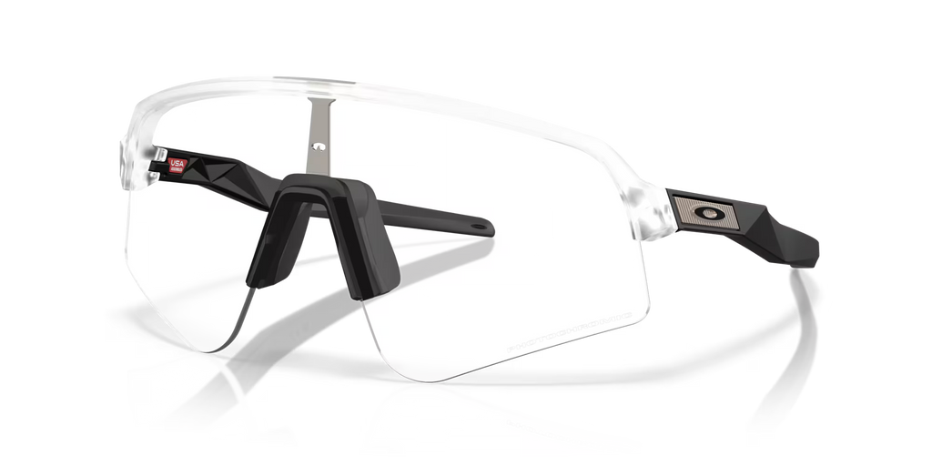 Lunettes de soleil sport Oakley Sutro Lite Sweep Matte Clear Photochromic, vue de face en trois quarts avec monture transparente, branches noires et verres photochromiques.